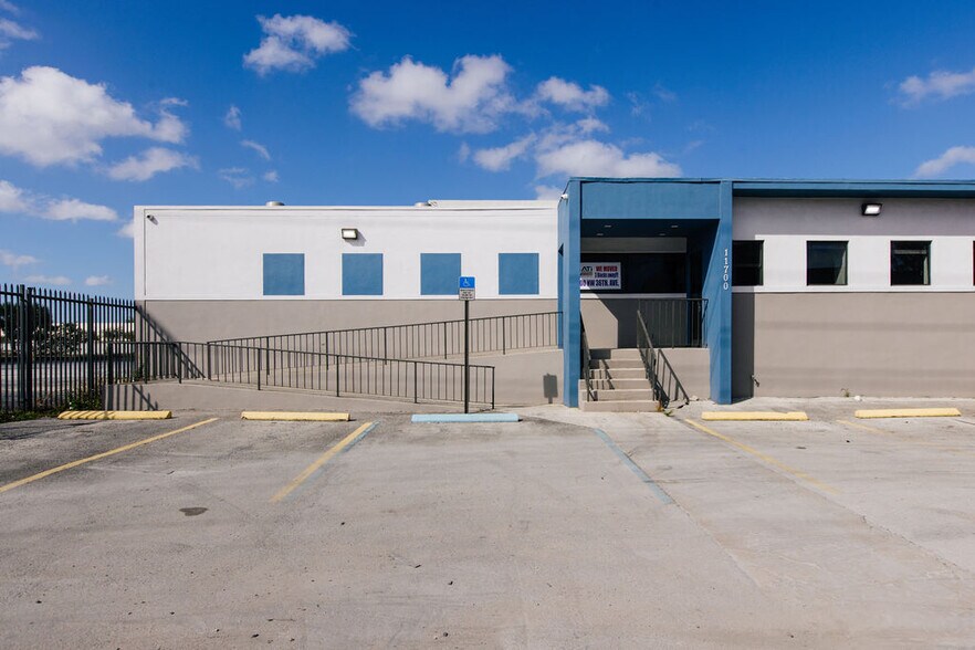 11700 NW 36th Ave, Miami, FL à louer - Photo de l’immeuble – Image 3 sur 5