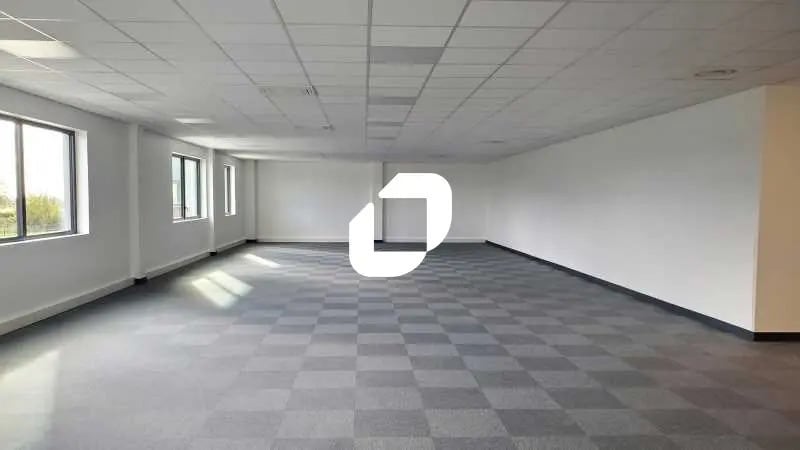 Bureau dans Viarmes à louer - Photo de l’immeuble – Image 1 sur 4