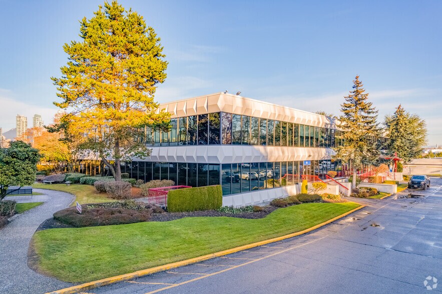 4299 Canada Way, Burnaby, BC à louer - Photo de l’immeuble – Image 3 sur 7