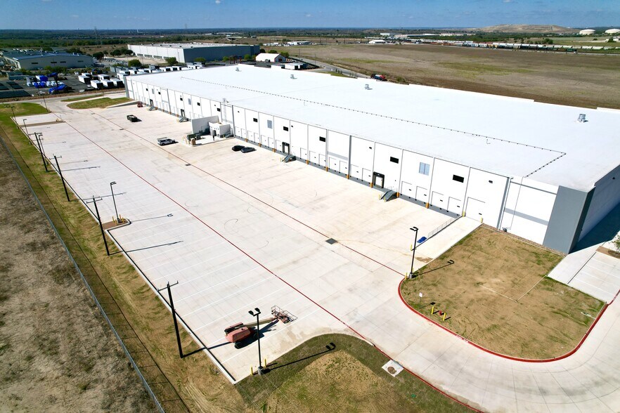 5390 Freeport Rd, Von Ormy, TX à louer - Photo de la construction – Image 2 sur 9