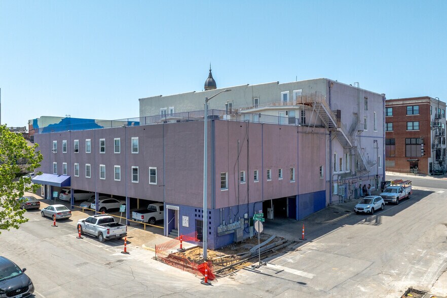 105-109 E Oak St, Denton, TX à louer - Photo de l’immeuble – Image 3 sur 7