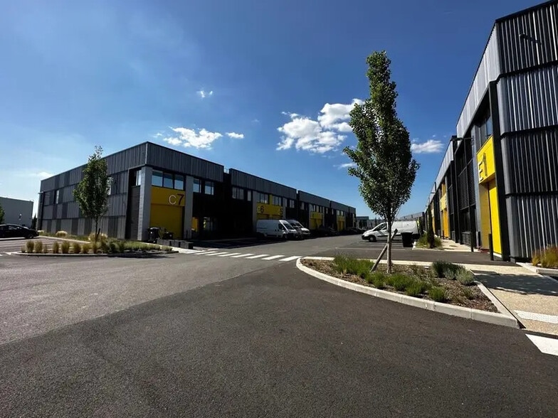 Local d’activités dans Poissy à louer - Photo de l’immeuble – Image 2 sur 5