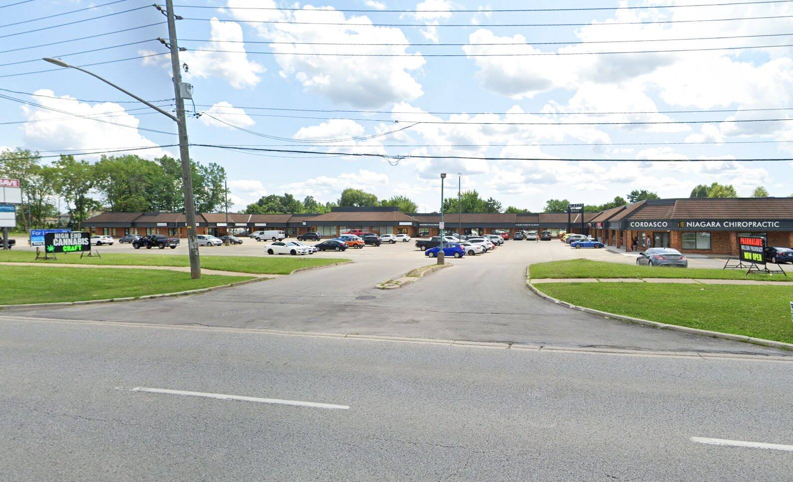 6080 Mcleod Rd, Niagara Falls, ON à louer Photo de l’immeuble– Image 1 sur 4