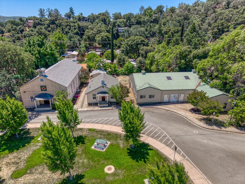 12487 The Plaza, Clearlake Oaks, CA à vendre - Photo de l’immeuble – Image 2 sur 39