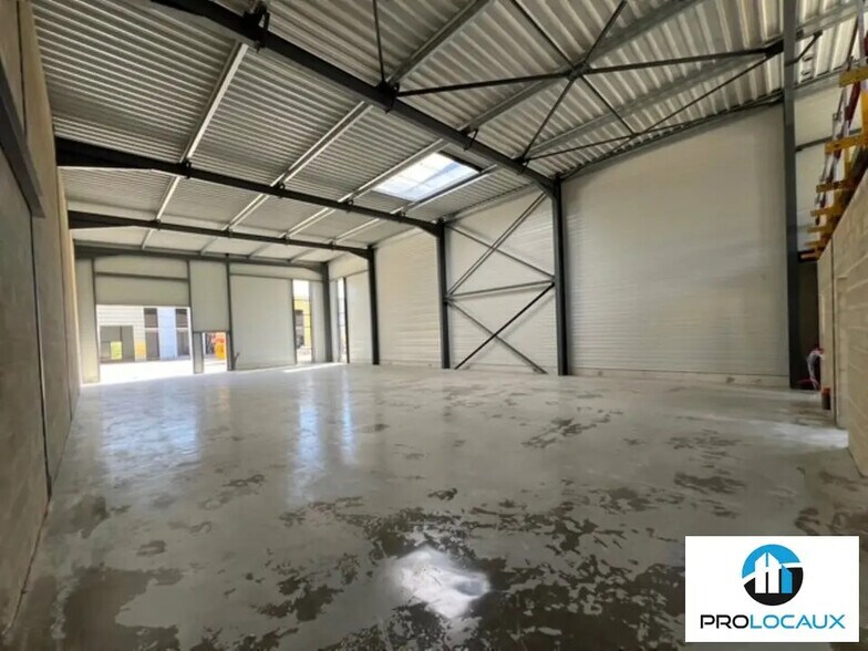 Local d’activités dans Le Mesnil-en-Thelle à louer - Photo de l’immeuble – Image 3 sur 5