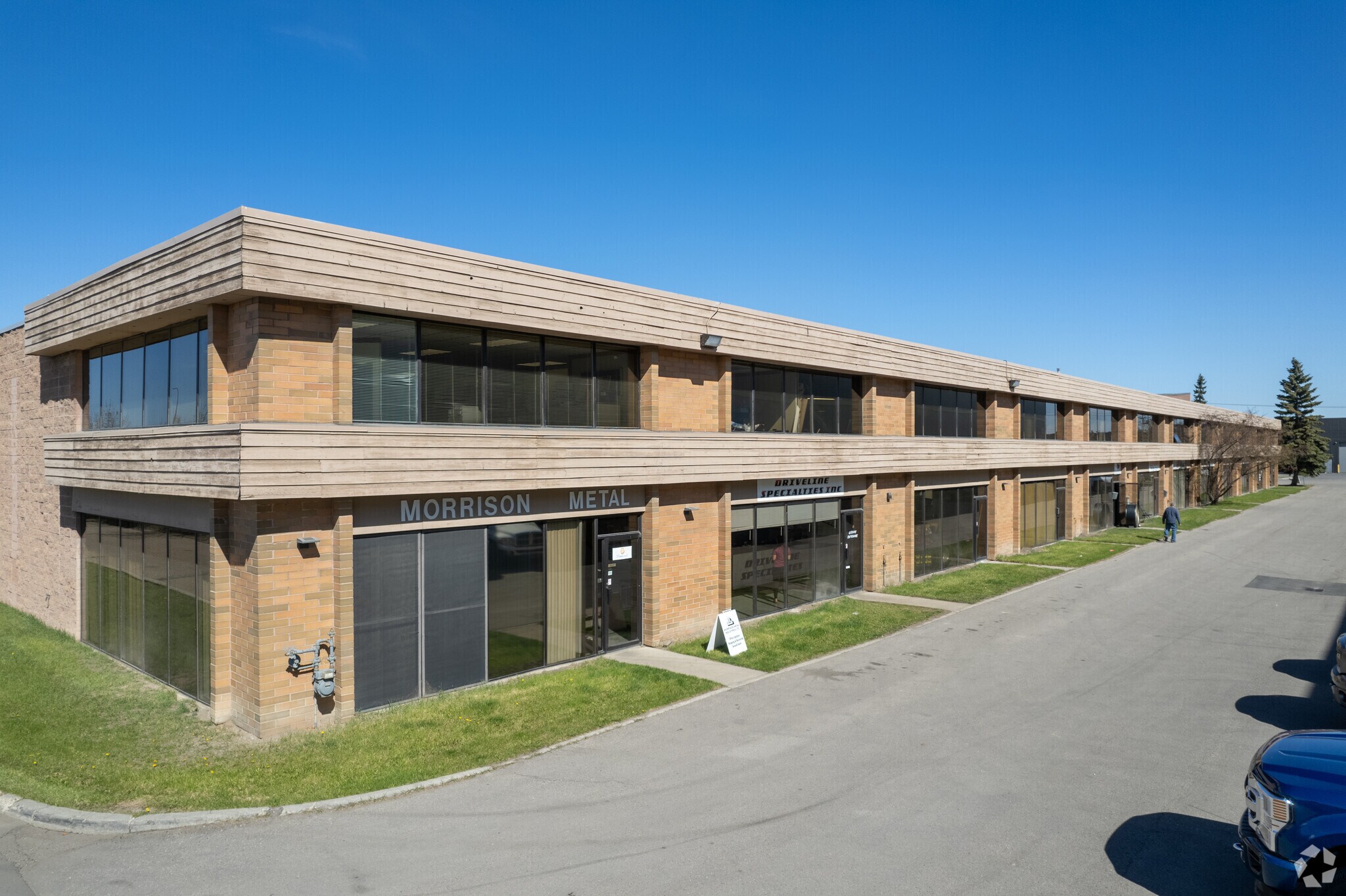 4045 74th Ave SE, Calgary, AB à vendre Photo de l’immeuble– Image 1 sur 15