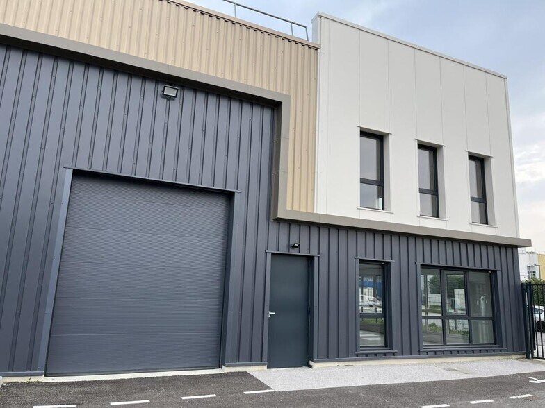 150 Bis Rue Ampère, Genay à louer - Photo de l’immeuble – Image 2 sur 21