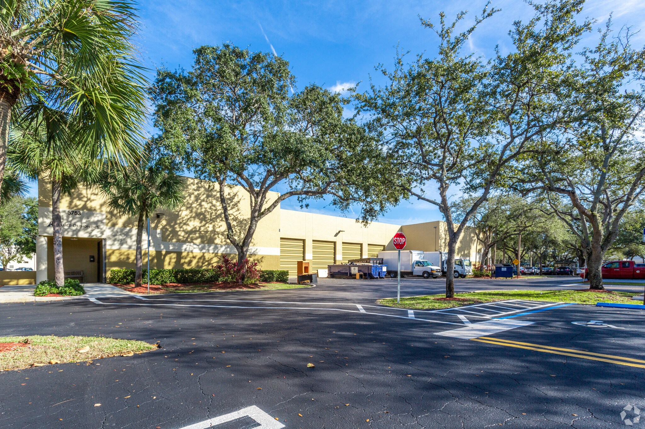 5751-5753 Miami Lakes Dr, Miami Lakes, FL à louer Photo de l’immeuble– Image 1 sur 6