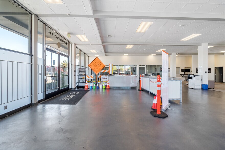 8399 Edgewater Dr, Oakland, CA à louer - Hall d’entrée – Image 3 sur 18