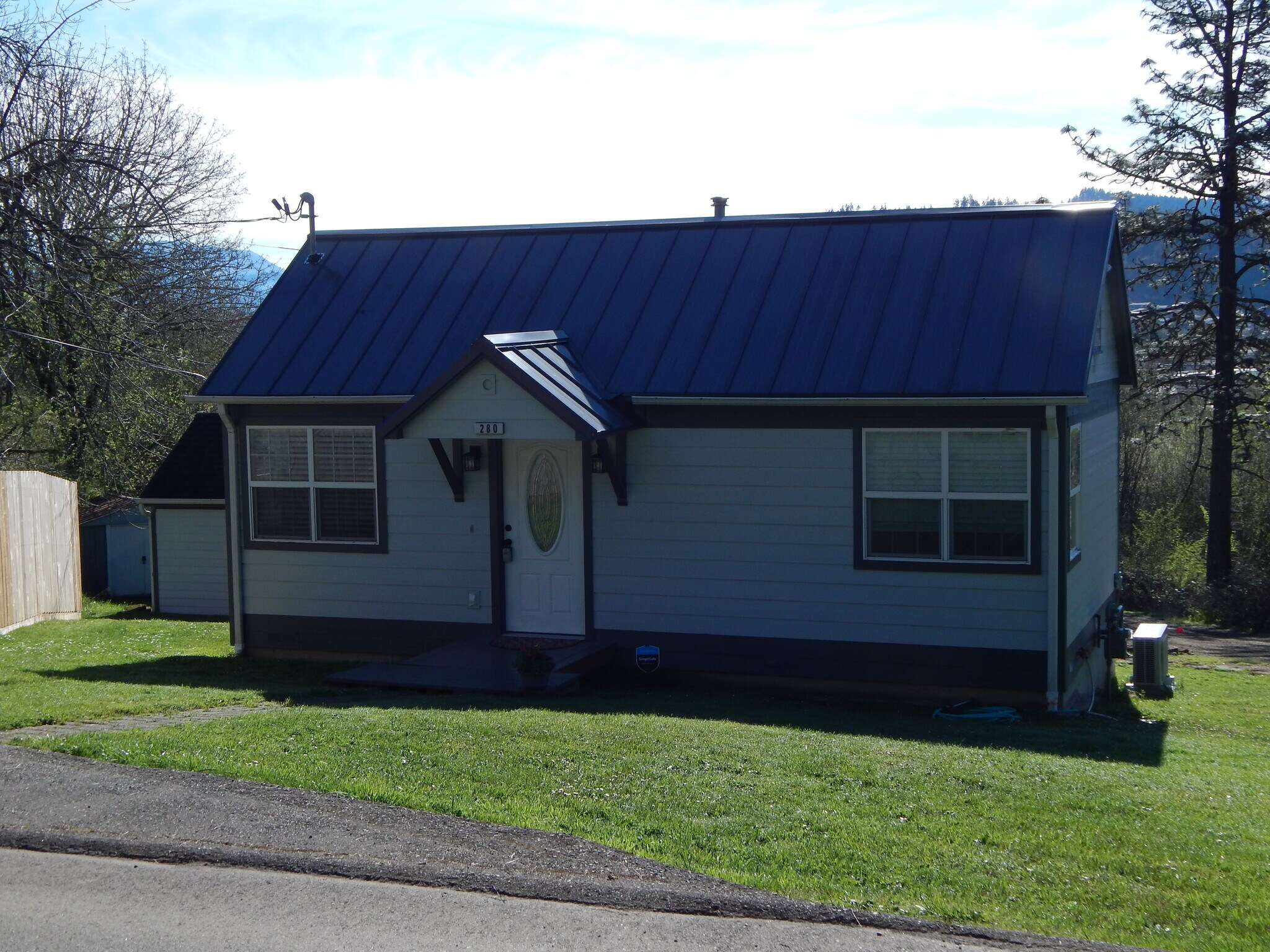 280 W Sixth Ave, Sutherlin, OR à vendre Photo principale– Image 1 sur 23