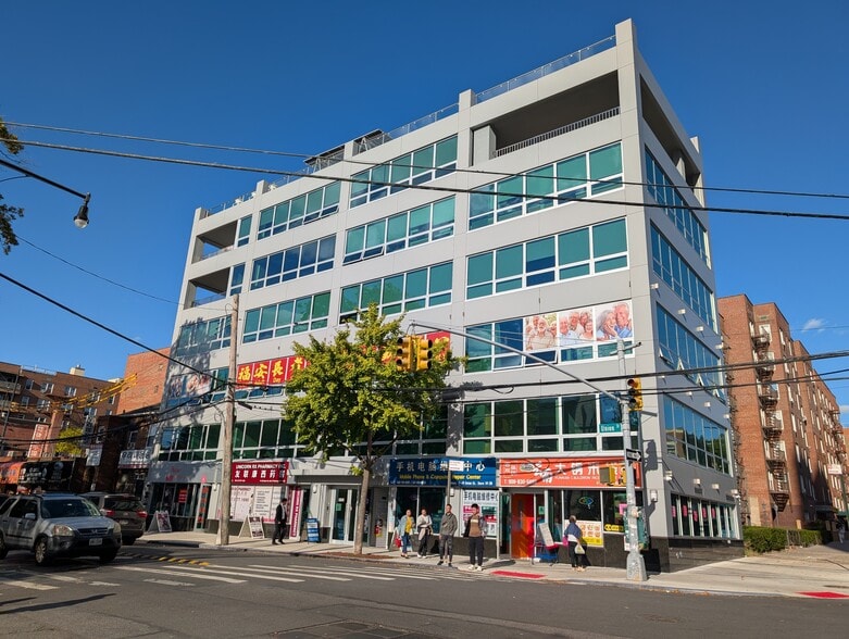 4119-4123 Union St, Flushing, NY à louer - Photo de l’immeuble – Image 2 sur 8