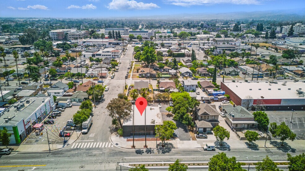 390 E Holt Ave, Pomona, CA à louer - Photo de l’immeuble – Image 1 sur 30