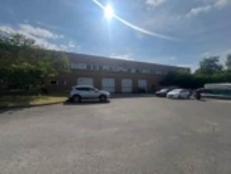 Industriel/Logistique dans Éragny à louer - Photo de l’immeuble – Image 2 sur 11