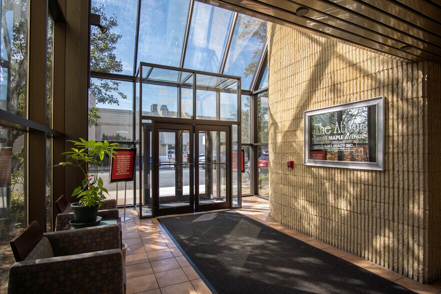 55 Maple Ave, Rockville Centre, NY à louer - Photo de l’immeuble – Image 3 sur 39