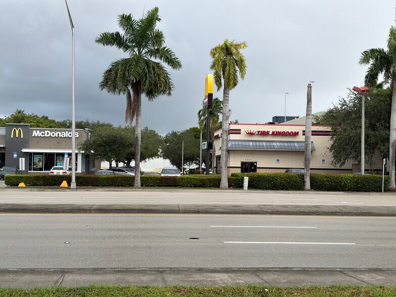 2421 NW 87th Ave, Doral, FL à vendre - Photo principale – Image 1 sur 6