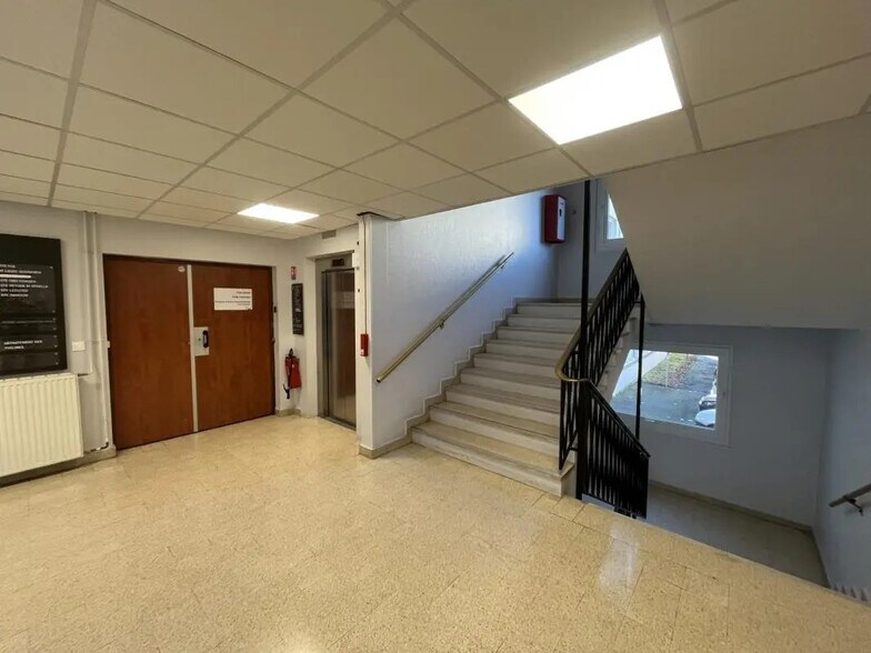 Bureau dans Maurepas à louer - Hall d’entrée – Image 2 sur 10