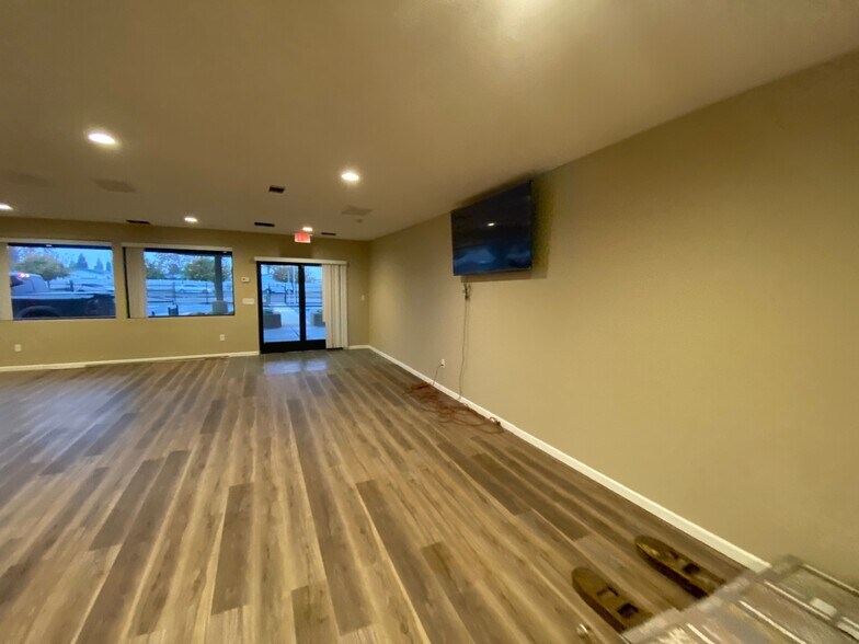 6880 West Ln, Stockton, CA à vendre - Photo de l’immeuble – Image 3 sur 14