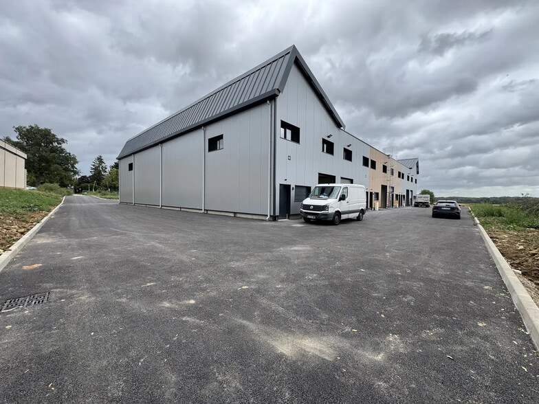 Local d’activités dans Hérouville-en-Vexin à louer - Photo de l’immeuble – Image 2 sur 13