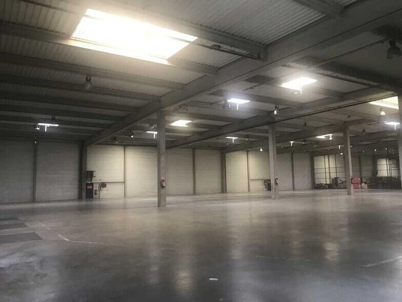 Industriel/Logistique dans Élancourt à louer - Photo de l’immeuble – Image 1 sur 1