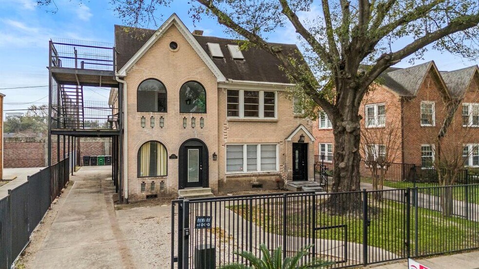 1635 Castle Ct, Houston, TX à vendre - Photo principale – Image 1 sur 43