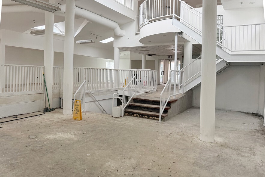 125 E Jericho Tpke, Huntington Station, NY à vendre - Photo intérieure – Image 2 sur 18