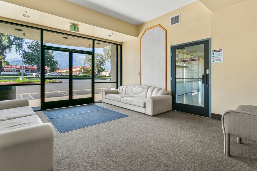 930 W Foothill Blvd, Upland, CA à vendre - Photo de l’immeuble – Image 3 sur 14