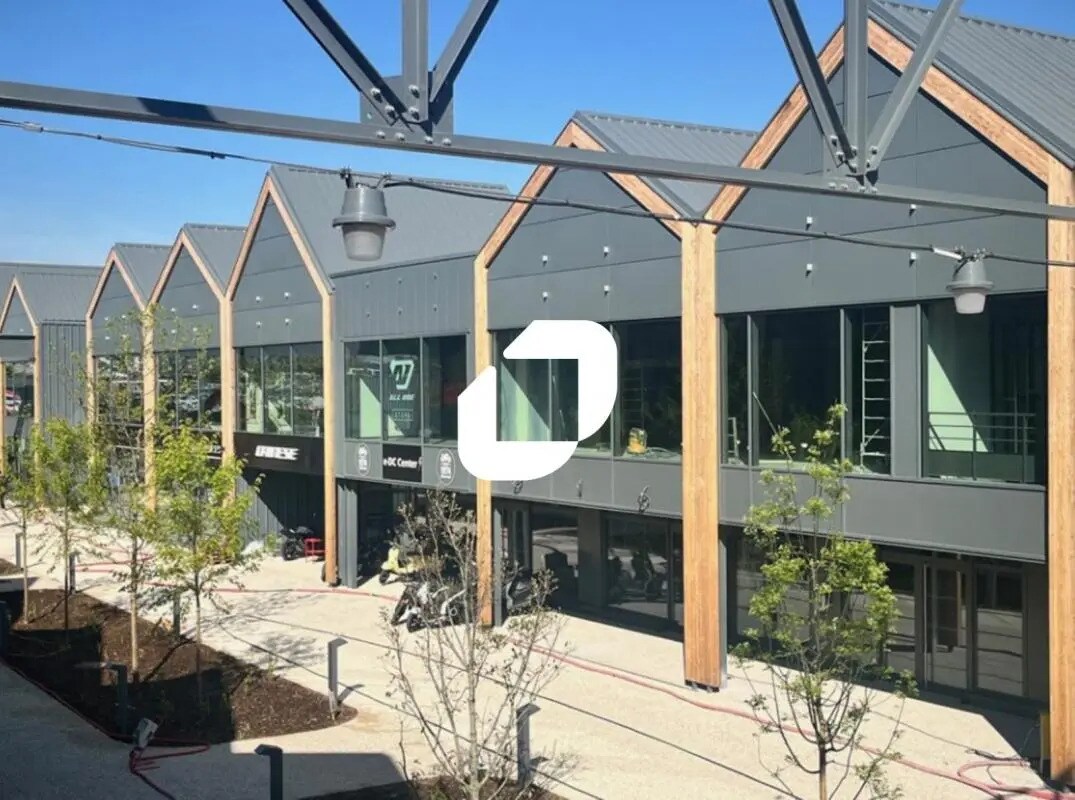 Local d’activités dans Vénissieux à louer Photo principale– Image 1 sur 19