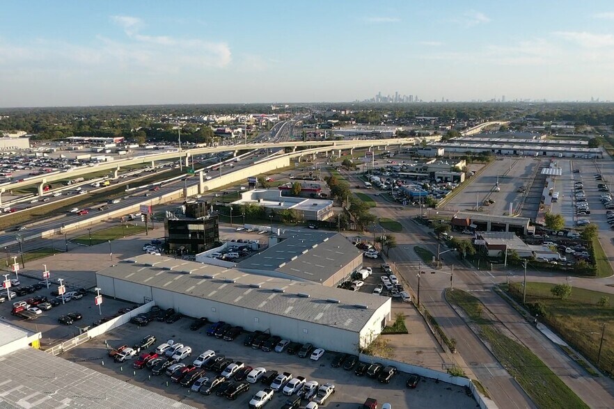 8245 North Fwy, Houston, TX à vendre - Photo de l’immeuble – Image 2 sur 12