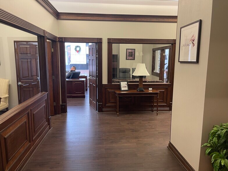 107 W Michigan Ave, Kalamazoo, MI à louer - Photo intérieure – Image 2 sur 46