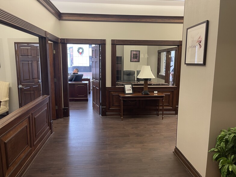 107 W Michigan Ave, Kalamazoo, MI à louer - Photo intérieure – Image 2 sur 46