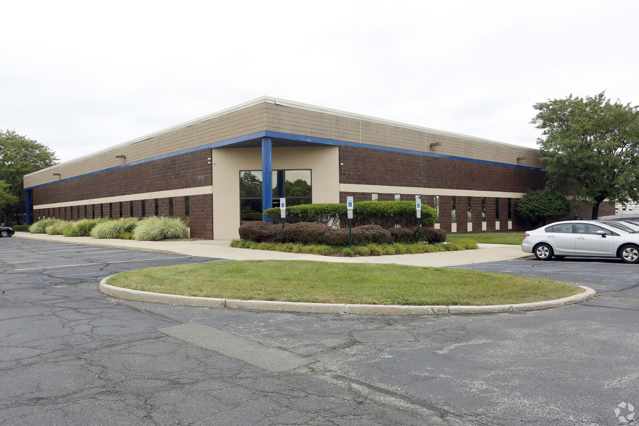 400 Raritan Center Pky, Edison, NJ à louer Photo principale– Image 1 sur 6