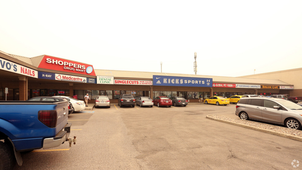 2021-2037 111 St NW, Edmonton, AB à louer - Photo de l’immeuble – Image 2 sur 2