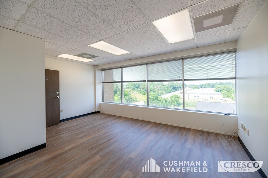 5755 Granger Rd, Independence, OH à louer - Photo de l’immeuble – Image 3 sur 4