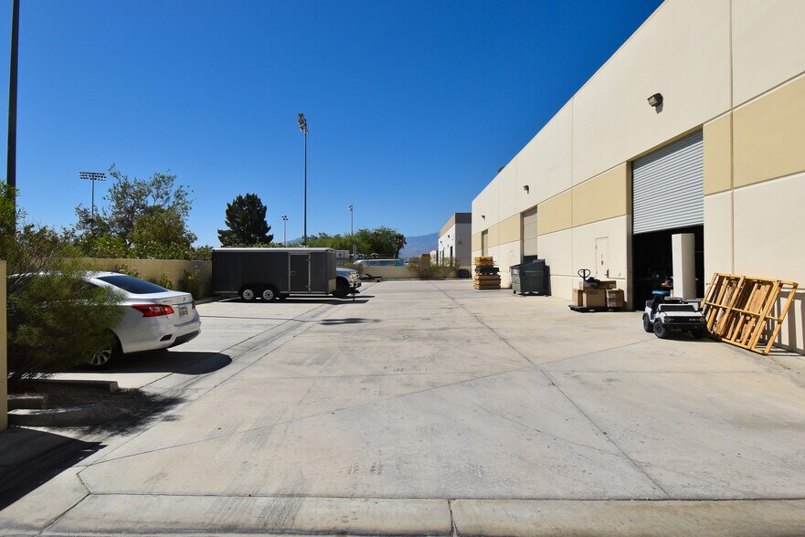 31090 Reserve Dr, Thousand Palms, CA à louer - Photo de l’immeuble – Image 3 sur 19
