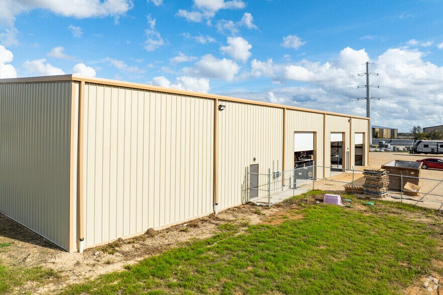 198 HP Business Drive Rd, San Marcos, TX à louer - Photo de l’immeuble – Image 3 sur 8