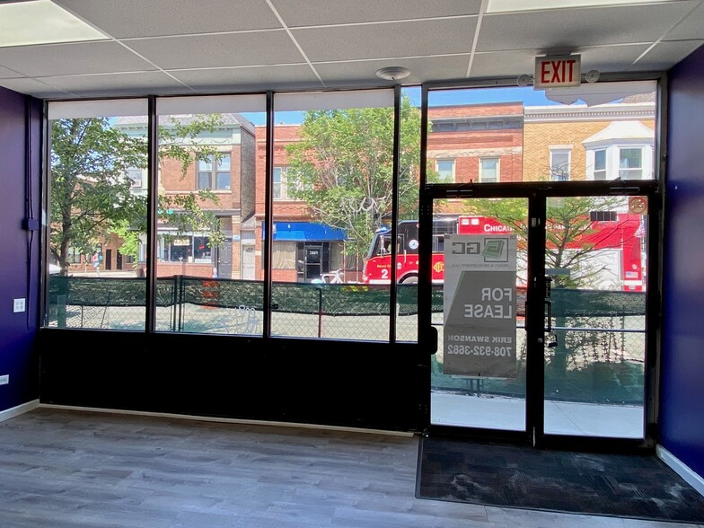 2882 N Milwaukee Ave, Chicago, IL à louer - Photo de l’immeuble – Image 2 sur 12