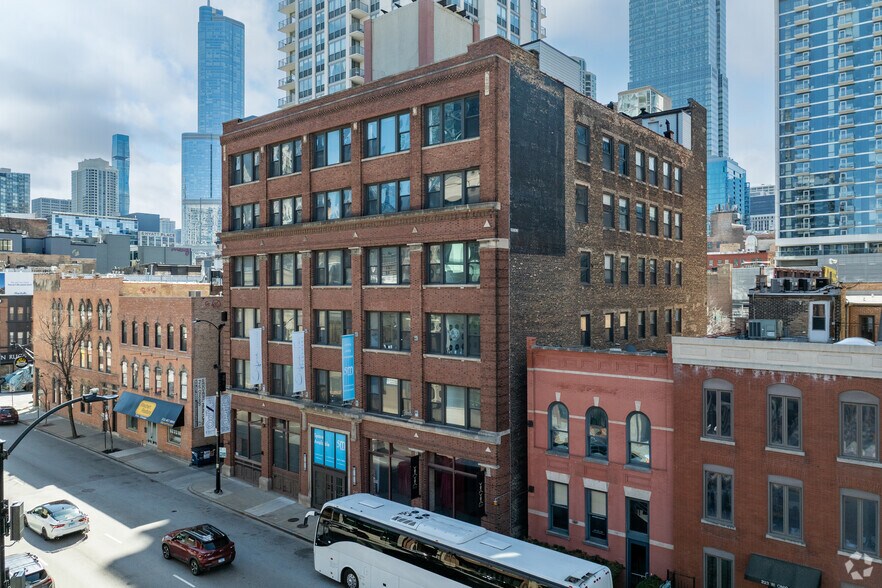 215 W Ohio St, Chicago, IL à louer - Photo de l’immeuble – Image 1 sur 18