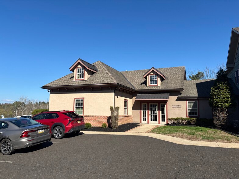 11 Duane Rd, Doylestown, PA à vendre - Photo principale – Image 1 sur 8