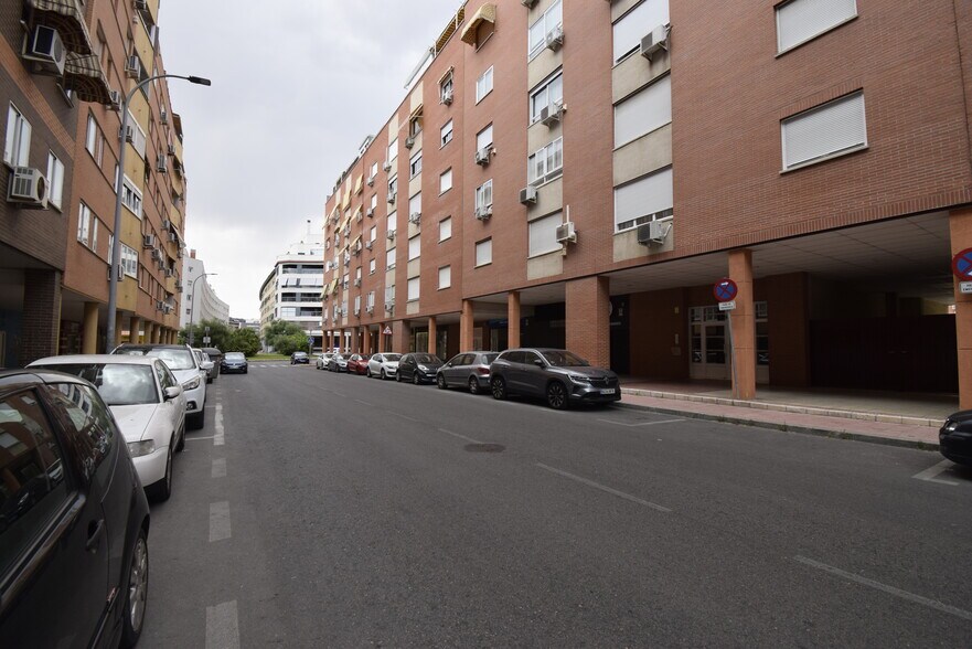 Calle Dámaso Alonso, Alcalá de Henares, Madrid à vendre - Photo de l’immeuble – Image 2 sur 4