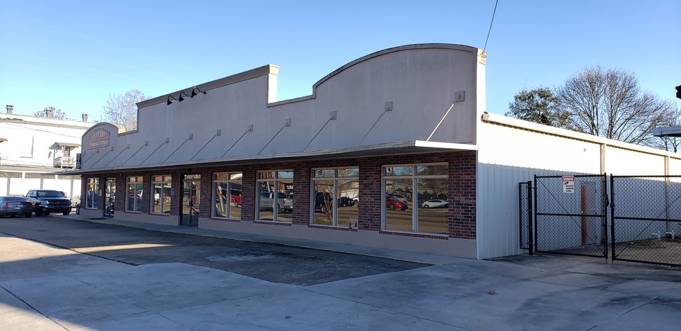 207 W Pine St, Ponchatoula, LA à louer - Photo de l’immeuble – Image 1 sur 10