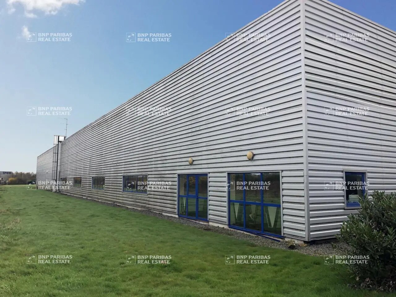 Local d'activités dans Guichen à vendre Photo de l’immeuble– Image 1 sur 11