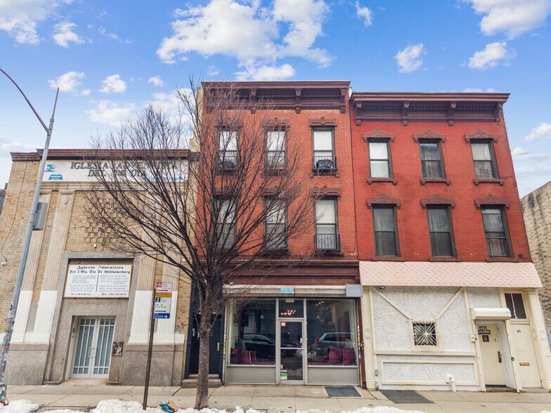 321 Grand St, Brooklyn, NY à vendre - Photo de l’immeuble – Image 3 sur 14