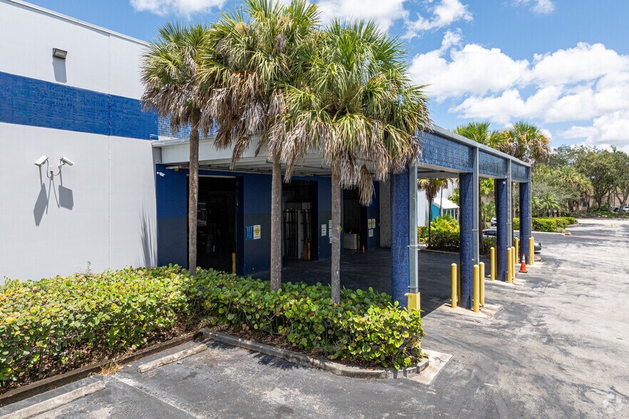 14200 NW 4th St, Sunrise, FL à louer - Photo de l’immeuble – Image 2 sur 5