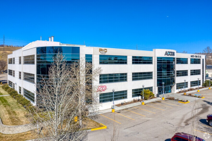 6025 11th St SE, Calgary, AB à louer - Photo de l’immeuble – Image 1 sur 11