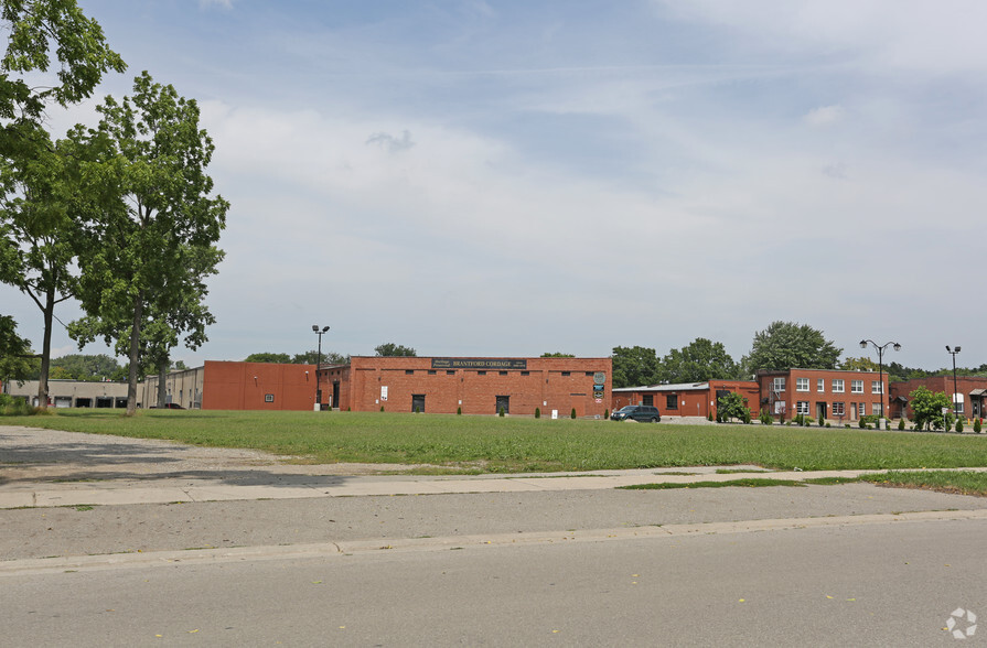 111 Sherwood Dr, Brantford, ON à vendre - Photo principale – Image 1 sur 3