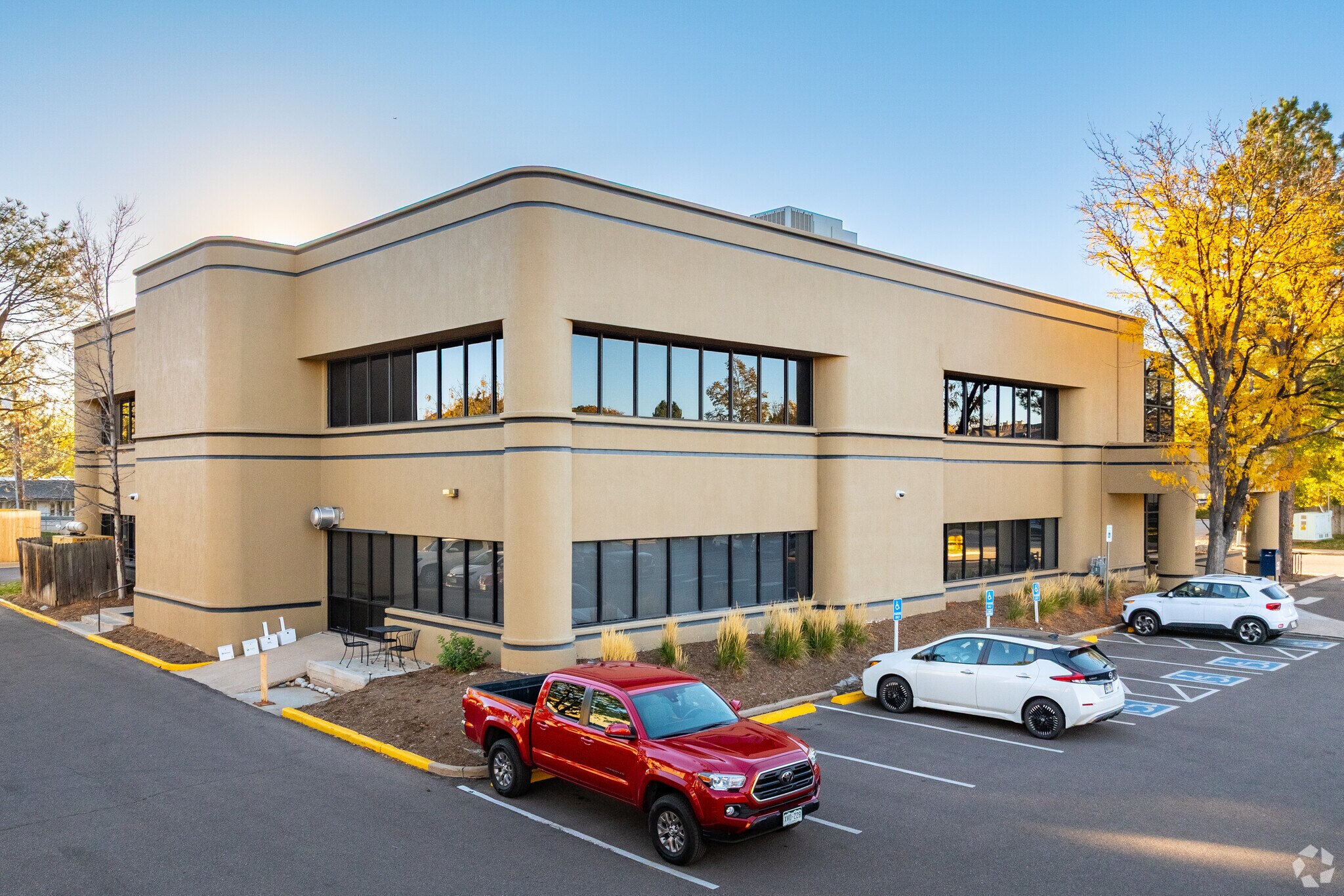 4999 E Kentucky Ave, Denver, CO à louer Photo de l’immeuble– Image 1 sur 6