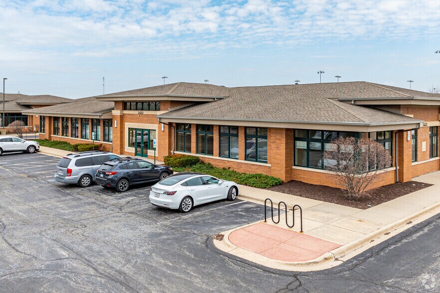 3420 Lacrosse Ln, Naperville, IL à louer - Photo de l’immeuble – Image 3 sur 11