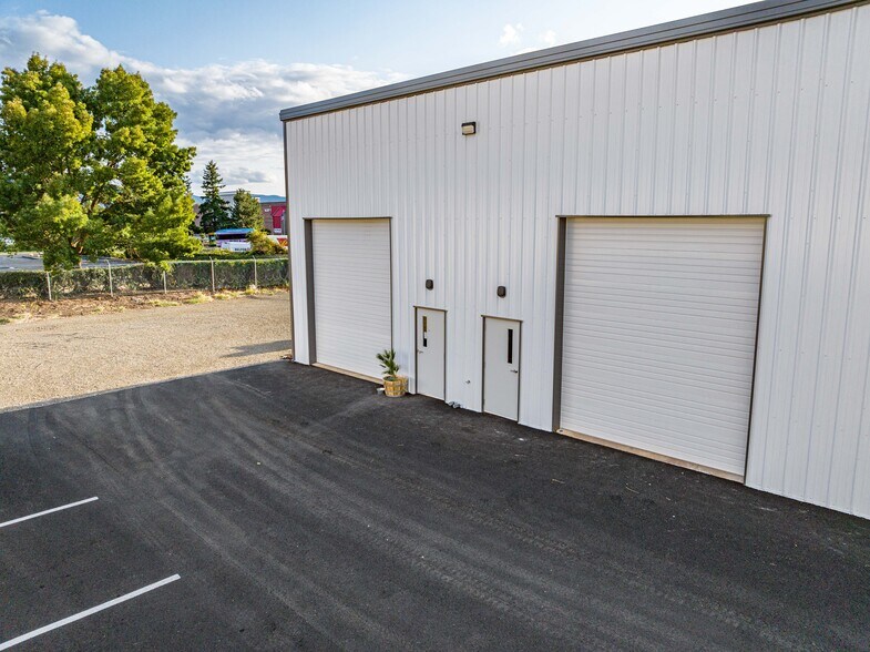 2074 Commerce Dr, Medford, OR à louer - Photo de l’immeuble – Image 2 sur 29