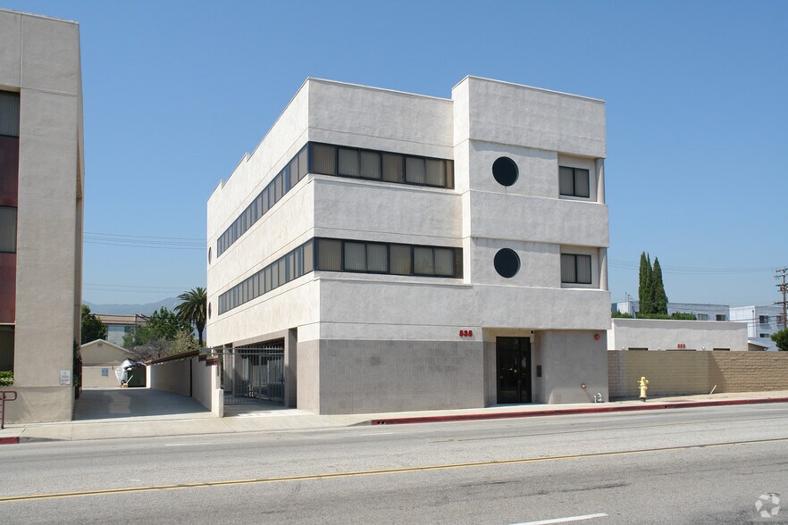 535 W Colorado St, Glendale, CA à louer - Photo de l’immeuble – Image 2 sur 3