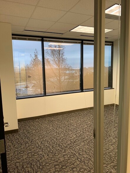 1755 Wittington Pl, Farmers Branch, TX à louer - Hall d’entrée – Image 2 sur 9